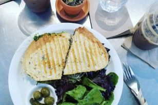 Looking for vegan options in Bakersfield, California? Here's a guide to vegan and vegan-friendly restaurants in Bakersfield, California. For more vegan dining around the world, visit www.vegansbaby.com/vegansbaby2018